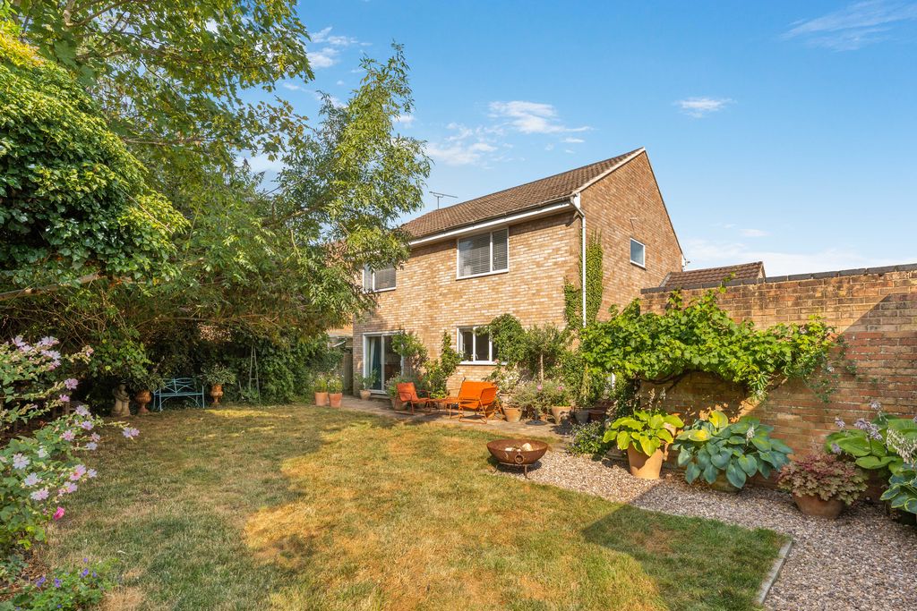 Gauntlets Close Bloxham